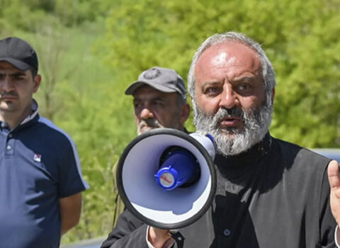 Baqrat Qalstanyan “Yeraz” yaşayış kompleksində sakinlərlə görüş keçirdi