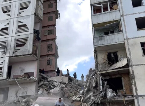 Belqorodda çoxmərtəbəli yaşayış binasına mərmi düşdü – Yaralılar var