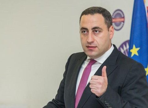 Gürcü deputatın üstünə su tökdülər – VİDEO