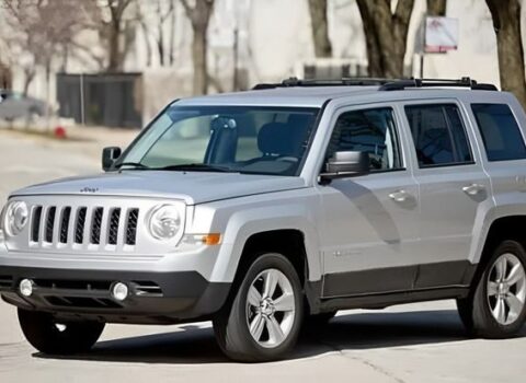 İki yaşlı oğlunu qucağında otuzdurub “Jeep Patriot” sürdü