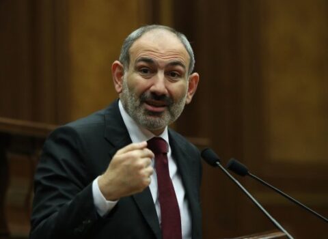 Paşinyan parlamentdə çıxış edəcək, Baqrat isə tərəfdarlarını toplayır