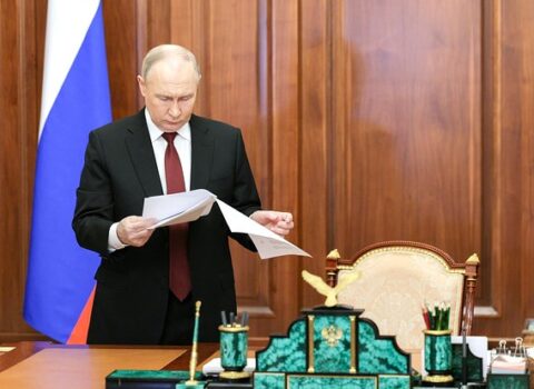 Rəisinin ölümünü eşidən Putin gecəykən iki saat iclas keçirib