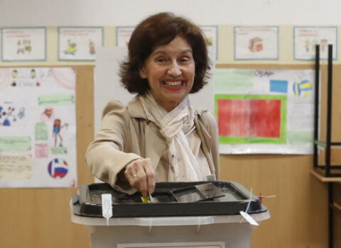 Şimali Makedoniyada ilk dəfə qadın prezident seçilib