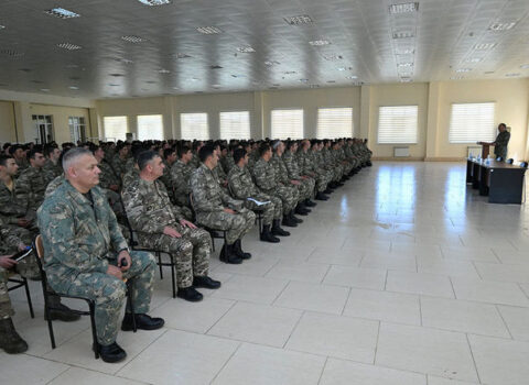 Müdafiə Nazirliyinin rəhbər heyəti hərbi vəzifəlilərlə görüşüb – FOTO