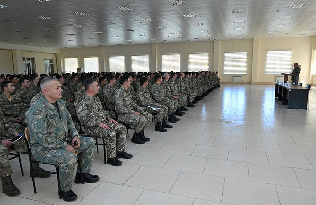 Müdafiə Nazirliyinin rəhbər heyəti hərbi vəzifəlilərlə görüşüb – FOTO Müdafiə Nazirliyinin rəhbər heyəti hərbi vəzifəlilərlə görüşüb – FOTO