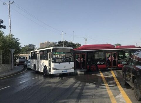 Bakıda iki sərnişin avtobusu toqquşdu: yaralılar var