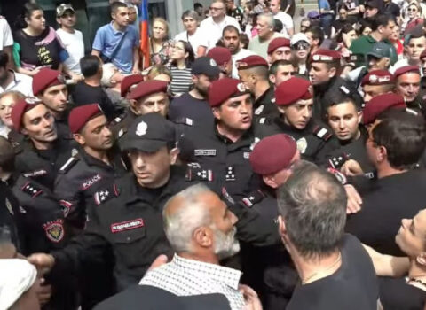 Ermənistanda aksiya başa çatdı, 3 polis yaralandı