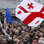 Polis geri çəkildi, etirazçılar Parlament meydanına toplaşır – Gürcüstandakı SON DURUM