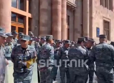 İrəvanda hökumət binası yenidən polis mühasirəsində – VİDEO