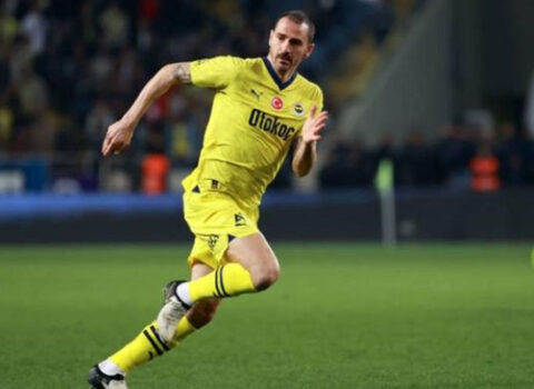 Məşhur futbolçu karyerasını başa vurur