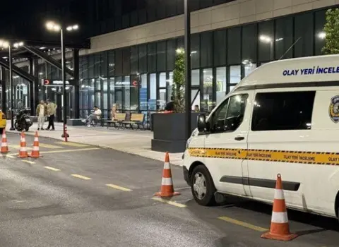 Küçədəki insanlarla mübahisə etdi, eyvanında güllələndi