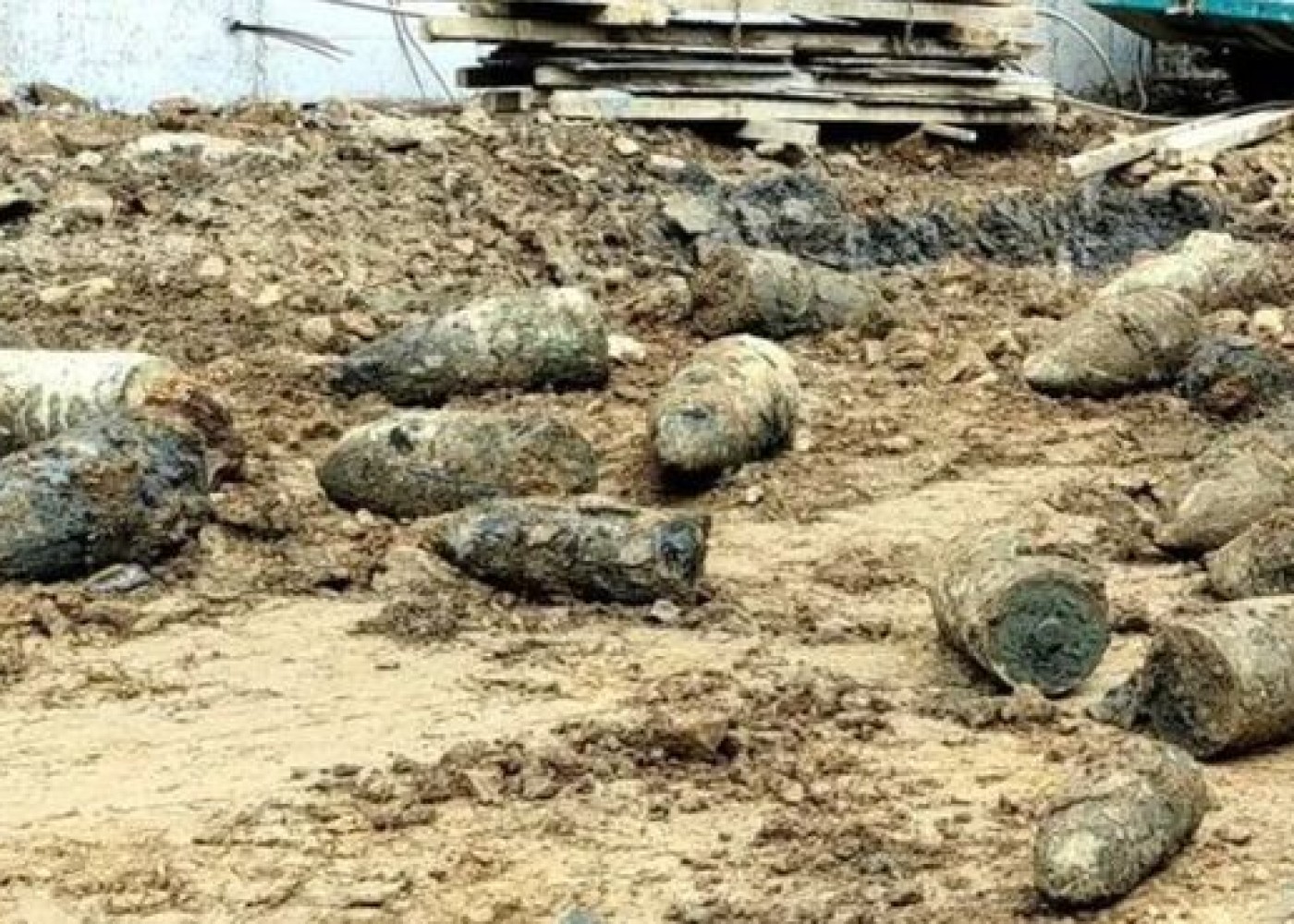İstanbulda məktəbin ərazisində 30 mərmi tapıldı