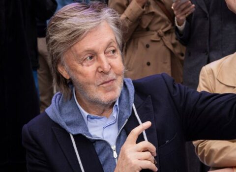 Məşhur britaniyalı müğənni ölkəsinin ilk zəngin musiqiçisi olub