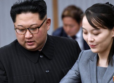 Kim Çen Inın bacısı sərhəddə vərəqə yayan koreyalıları HƏDƏLƏDİ
