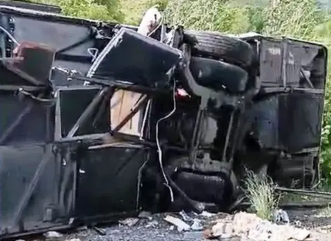 Yük avtomobili sərnişin avtobusu ilə toqquşdu – Ölənlər və yaralılar var
