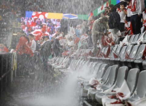 Matç zamanı stadionun dam örtüyü çökdü – VİDEO