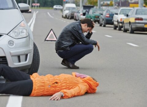 Yolu keçmək istəyən qadını maşın vurdu