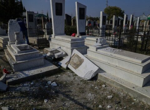 Azərbaycanda qəbiristanlıqda VANDALİZM: baş daşlarını yerlə bir etdilər