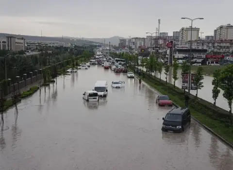 Leysan nəticəsində Ankara küçələrini sel suları basdı