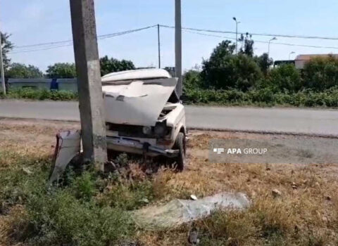 Lənkəranda avtomobil elektrik dirəyinə çırpıldı