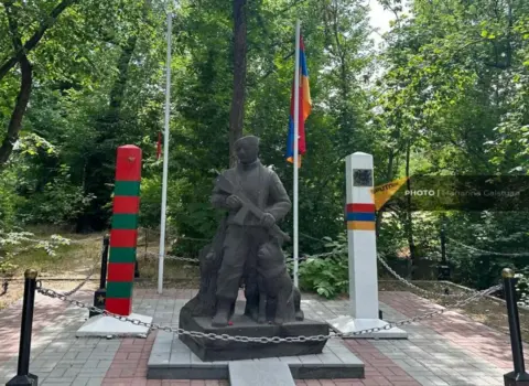 İrəvanın Qələbə parkında Rusiyanın bayrağını və gerbini cırıblar