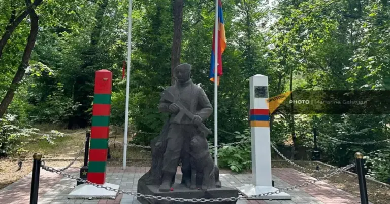 İrəvanın Qələbə parkında Rusiyanın bayrağını və gerbini cırıblar İrəvanın Qələbə parkında Rusiyanın bayrağını və gerbini cırıblar