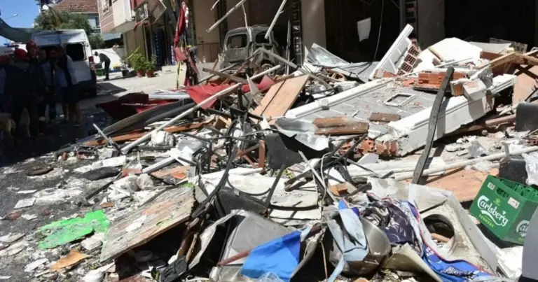 İzmirdə baş verən güclü partlayış anı kameralara düşüb – VİDEO