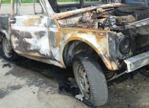 Sumqayıtda “Niva” markalı avtomobil yandı