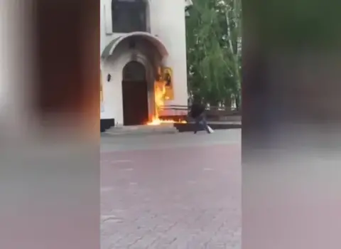Molotov kokteyli ilə məbədi yandırdı – VİDEO
