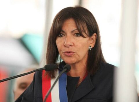 “O, tətilimizi məhv etdi”: Paris meri Makronu tənqid etdi