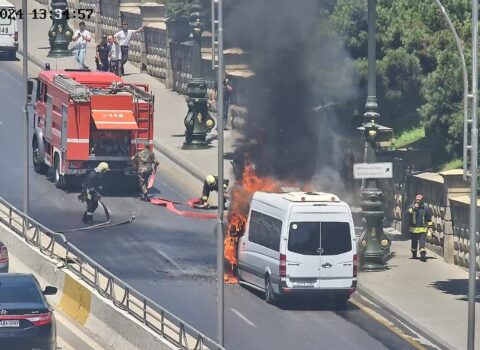 Bakıda mikroavtobus yandı – YOLU BAĞLADILAR