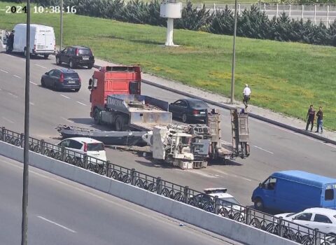 Bakıda yük maşının üzərindəki texnika yola töküldü