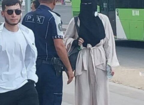 Məscidin yaxınlığında hicab geyinmiş oğlan saxlanıldı