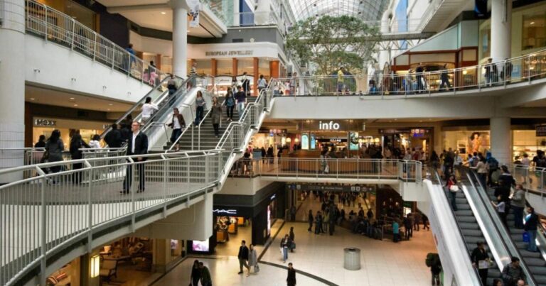Turisti geyiminə görə Mall-dan qovdular – VİDEO Turisti geyiminə görə Mall-dan qovdular – VİDEO