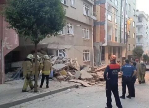 İstanbulda yaşayış binası uçdu