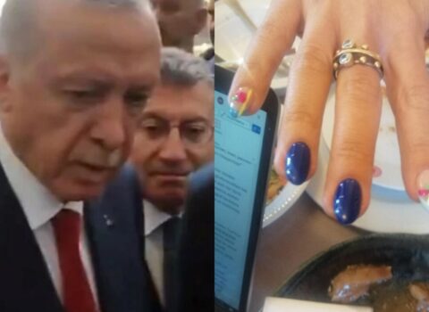Ərdoğandan qadın müxbirin dırnaq boyasına qəribə reaksiya – VİDEO
