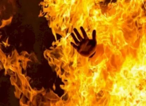 Azərbaycanda dəhşətli hadisə: Mübahisə etdiyi şəxsləri benzinlə yandırdı