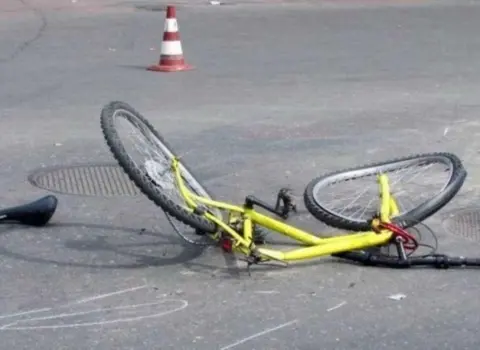 Mikroavtobusun vurduğu velosipedçi öldü