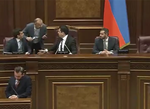 Simonyan Seyran Ohanyanı tribunadan qovdu – VİDEO