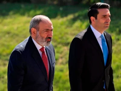 Paşinyan parlament parkında gəzintiyə çıxdı, etirazçılara yaxınlaşdı