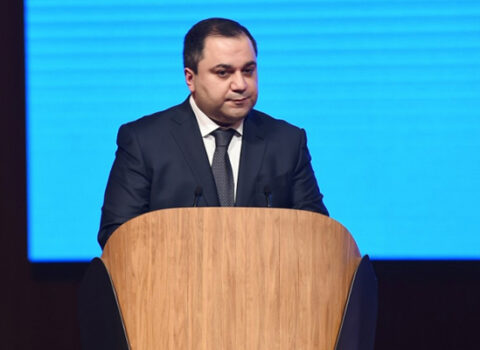 Keçmiş bank müdirini ölümlə hədələyərək 100 min istədi, tutuldu: “İtlərinə baxmışam”