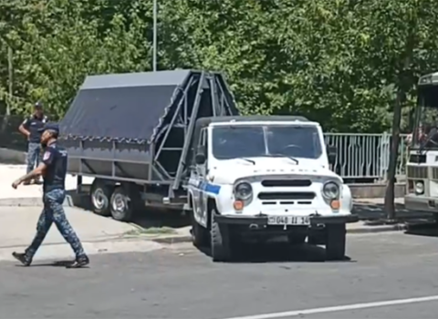 Ermənistan polisi parlamentin qarşına tikanlı məftillər çəkdi – Paşinyan binadadır