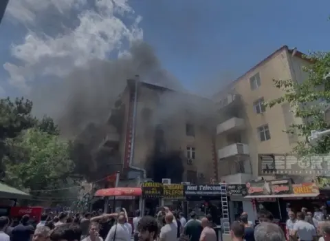 Bakıda dönərxana yanır – VİDEO