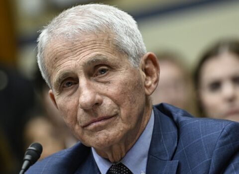 “Evdə qal” təlimatının yaradıcısına qarşı qalmaqallı ittiham irəli sürüldü