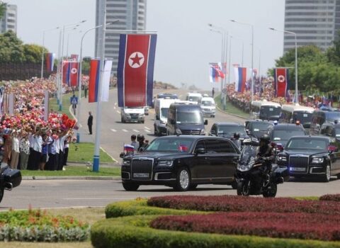 Bəlkə yoxlayaq? – Putin Kim Çenə hədiyyə etdiyi maşının sükanı arxasına keçdi