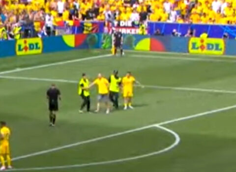 Rumın azarkeş meydana girdi, futbolçunu… – Maraqlı anlar + VİDEO