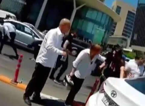 “Crescent mall”ın qarşısında 2 nəfəri maşın vurdu