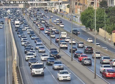 Bakının bu küçələrində sıxlıq var