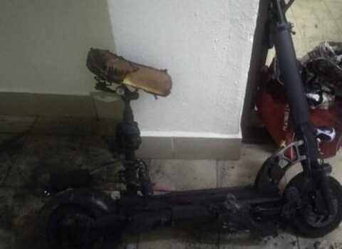 Bakıda mağazada elektrik skuteri yandı
