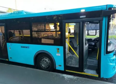 Sankt-Peterburqda avtobus atəşə tutuldu – Polis hər yerdə onları axtarır